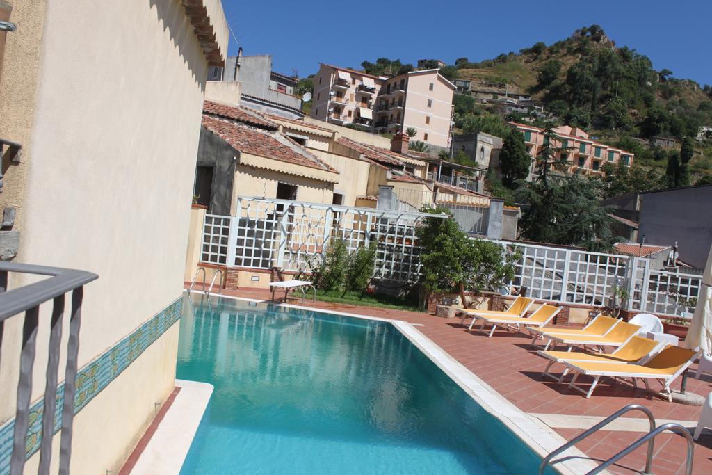 The Clock Houses Borgo Gallodoro Letojanni Exterior photo